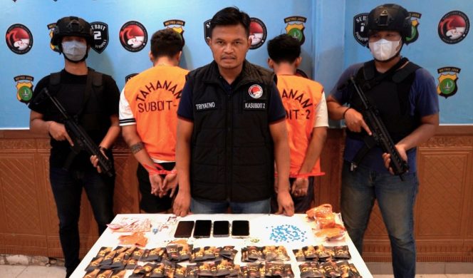 
					Polda Metro Jaya Gagalkan Dua Orang Pengedar Etomidate dan Ekstasi Dalam Kemasan Beras India yang Terkait Jaringan Malaysia
