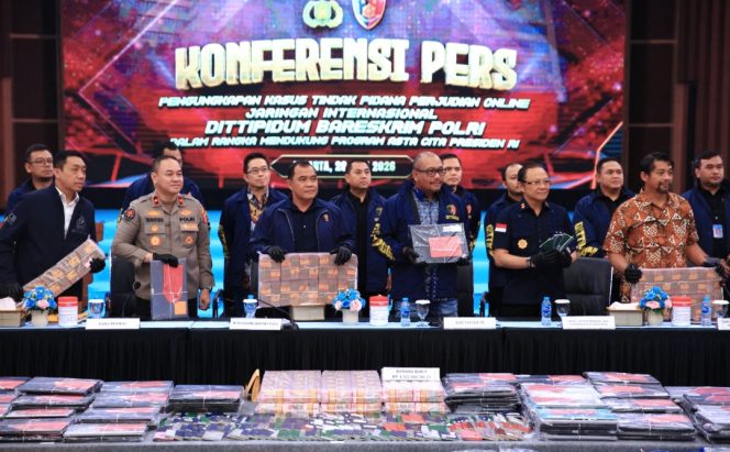 
					Polri Tangkap Buronan Interpol Beijing, Tegaskan Komitmen Berantas Kejahatan Transnasional