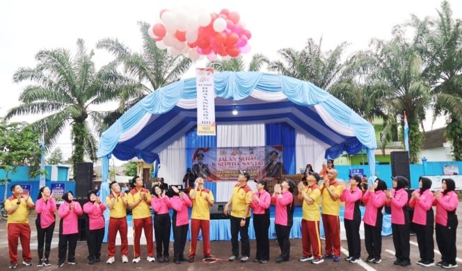 
					Sehat, Kompak, Warga Kobar Gowes Dan Jalan Santai Bareng Polri di HUT Bhayangkara ke-80