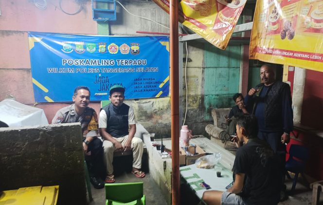 
					Jaga Jakarta+ On The Spot, Bhabinkamtibmas Pondok Jagung Timur Ajak Warga Perkuat Poskamling dan Tingkatkan Kewaspadaan