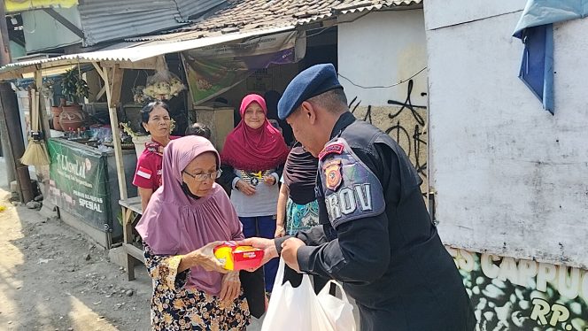 
					Jumat Berkah Satbrimob Jabar : Wujud Kepedulian Kepada Masyarakat