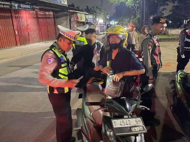 
					Jaga Kondusivitas Wilayah, Polsek Curug Laksanakan Patroli Razia Stasioner Dini Hari