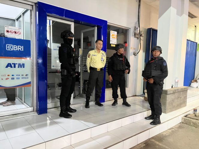 
					Patroli Malam Brimob Jabar di Cirebon, Wujud Nyata Hadirnya Polri Menjaga Keamanan Masyarakat