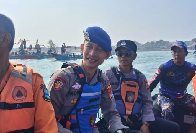 
					Polisi Kawal Tasyakur Nelayan Santolo 2026, Ribuan Warga Nikmati Acara dengan Aman