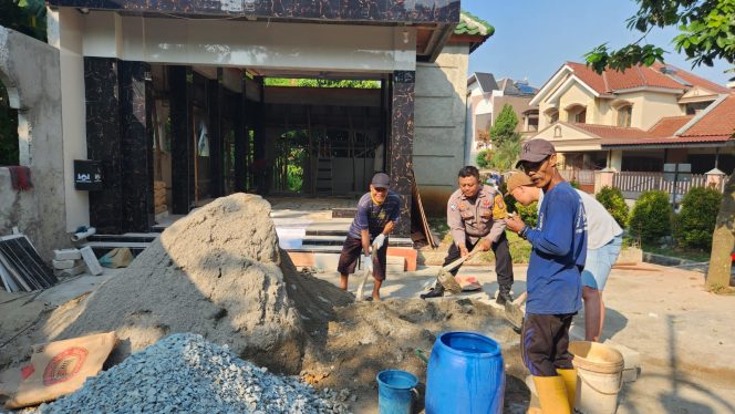 
					Bhabinkamtibmas Benda Baru Bersama Warga Gotong Royong Cor Mushollah Al Amanah, Perkuat Kebersamaan dan Kamtibmas di Pamulang