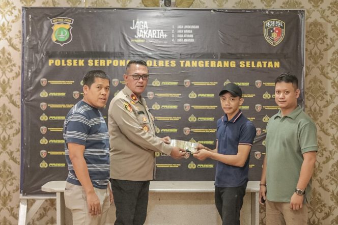 
					Polsek Serpong Melaksanakan Penyerahan Barang Bukti Motor Kepada Korban Curanmor
