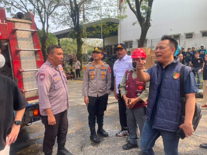 
					Respons Cepat Polsek Cisauk dan Damkar Tangsel Tangani Kebakaran Gudang di Kawasan Taman Tekno Setu