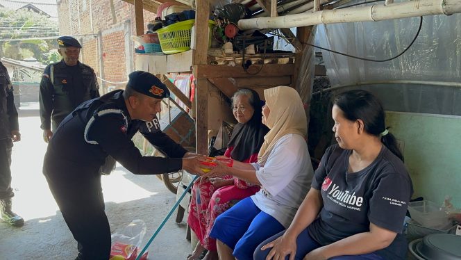 
					Tebarkan Kepedulian, Brimob Jabar Bagikan Makanan Gratis di Jumat Berkah