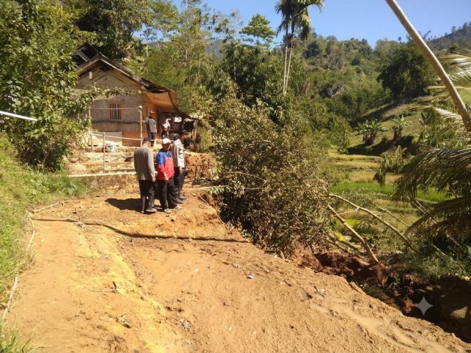 
					Bhabinkamtibmas Polsek Banjarwangi Gerak Cepat Tinjau Longsor di Tanjungjaya, Warga Diimbau Relokasi Demi Keselamatan
