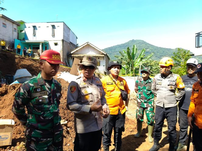 
					Respons Cepat Tim SAR Brimob Jabar Evakuasi Korban Longsor di Jatinangor