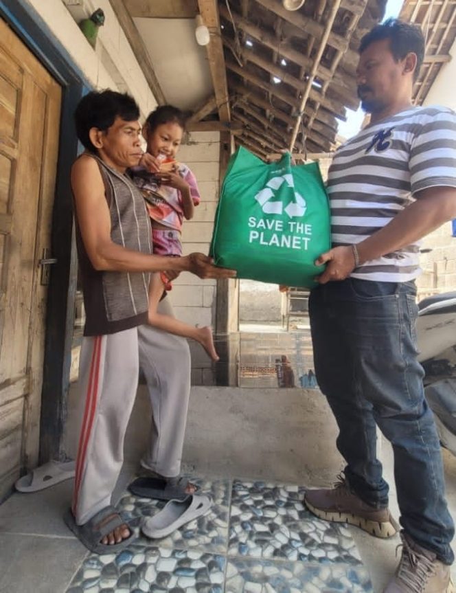 
					RSUD Cibitung Memberikan Bantuan Anak Penyandang Disabilitas di Kampung Wates Desa Sarimukti