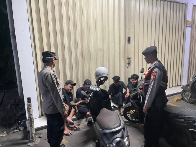 
					Patroli Cipta Kondisi Polsek Curug Bersama Mitra Kamtibmas Perkuat Keamanan Wilayah pada Malam Akhir Pekan