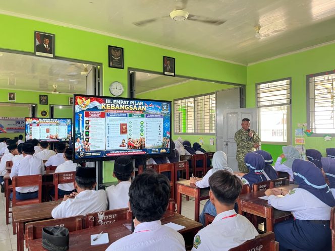 
					Peduli Generasi Bangsa Danramil 01/Teluknaga Mayor Inf Zein Terjung Langsung Berikan Materi Kebangsaan Dan Bela Negara Dalam MPLS Di Sekolah