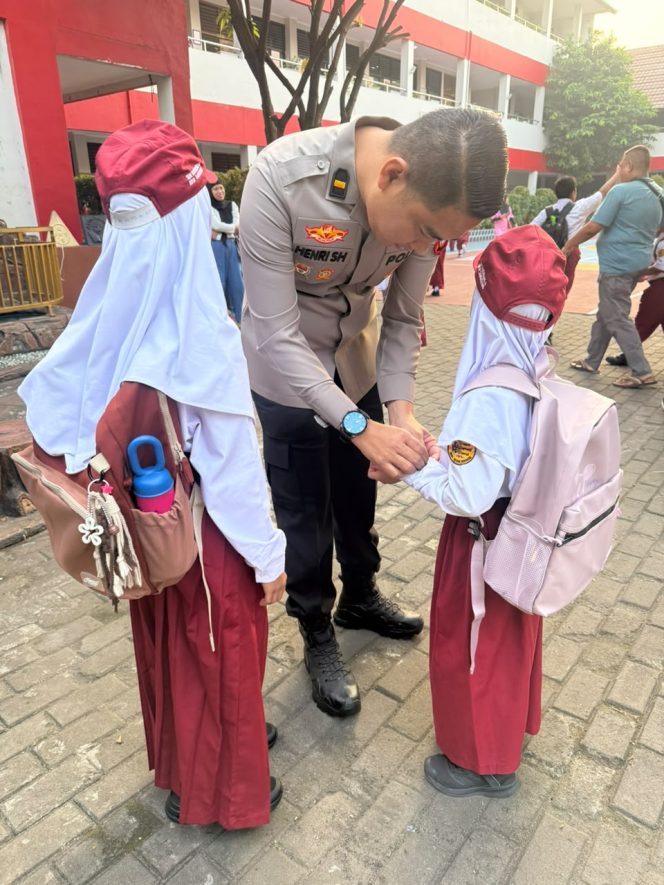 
					Kapolsek Legok Beri Kesempatan Anggota Antar Anak di Hari Pertama Sekolah, Dukung Gerakan Ayah Mengantar Anak