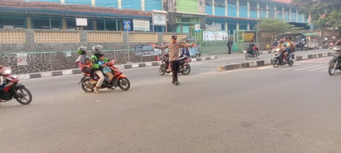 
					Pelayanan Prima Pagi Hari, Polisi Hadir Atur Lalu Lintas dan Jaga Keselamatan Pelajar di Serpong