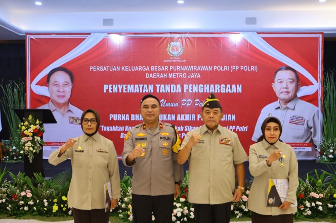 
					Wakapolda Metro Jaya Sematkan Penghargaan Tridharma kepada 25 Pengurus PP Polri