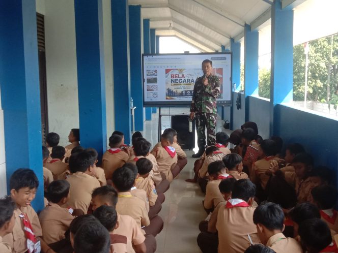 
					Bati Wanwil Peltu Adi Bersama Babinsa Desa Lemo Serka Wawan Berikan Materi Di MPLS SMPN 4 Teluknaga 
