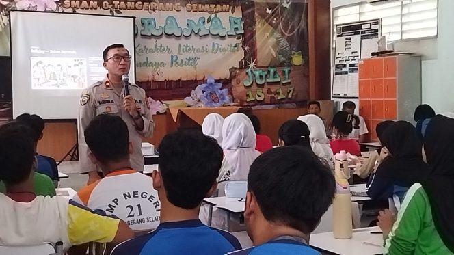 
					Kapolsek Ciputat Timur Bekali Siswa SMAN 8 Tangsel dengan Edukasi Anti Tawuran dan Bullying Saat MPLS
