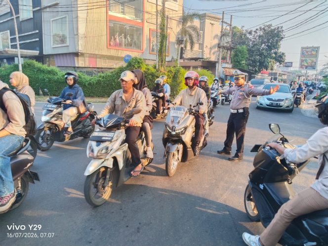 
					Cegah Kemacetan di Jam Sibuk, Personel Lantas Polsek Pondok Aren Siaga di Simpang Zodiak