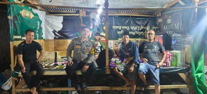
					Jaga Jakarta On The Spot, Bhabinkamtibmas Polsek Legok Perkuat Poskamling Bersama Warga Desa Caringin