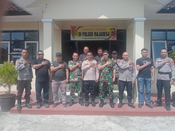
					Peringati Hari Bhayangkara, Polsek Rajadesa GRIB Jaya, GMBI dan Koramil Rajadesa Gelar Acara Syukuran Bersama, Jalin Kebersamaan Dan Perkuat Sinergitas Antar Lembaga.
