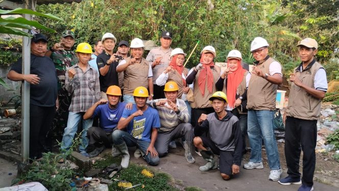 
					Polri Hadir di Tengah Masyarakat, Bhabinkamtibmas Kawal Kegiatan Bedah Rumah