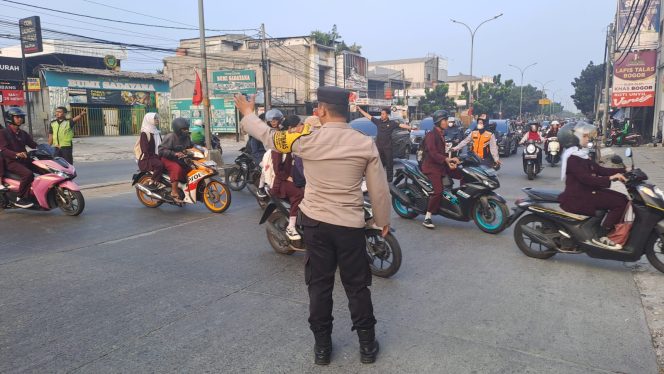 
					Bhabinkamtibmas Pondok Benda Hadir di Jam Sibuk, Pengaturan Lalu Lintas Pagi Lancarkan Aktivitas Warga