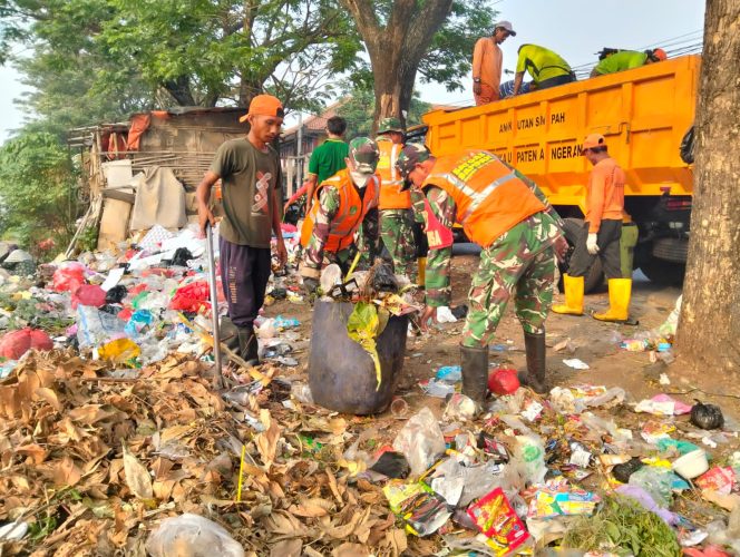 
					Satgas Sampah Koramil 08/Kronjo Bersihkan Tumpukan Sampah di Jalan Raya Bakung