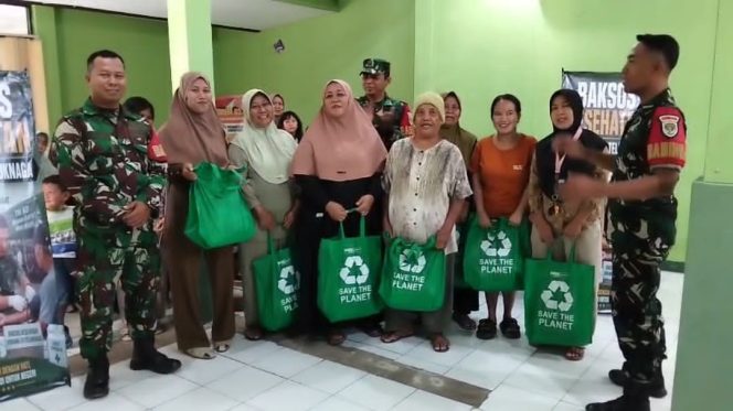 
					Koramil Teluknaga Gelar Bakti Sosial Kesehatan, Bagikan Sembako