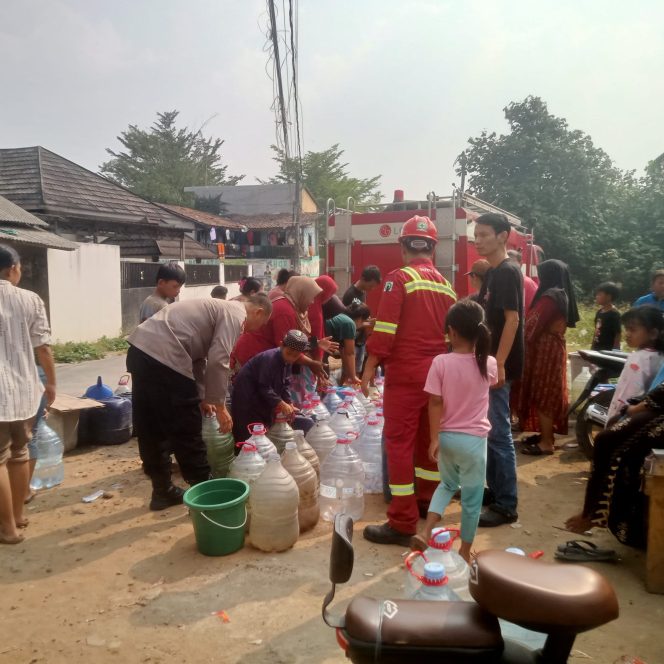 
					Bhabinkamtibmas Desa Cirarab Pererat Kemitraan dengan Warga dan Salurkan Bantuan Air Bersih