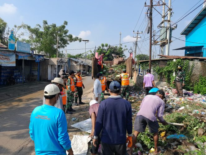 
					Gotong Royong TNI-Warga, Sampah Menumpuk di Tanjung Pasir Tuntas Dibersihkan