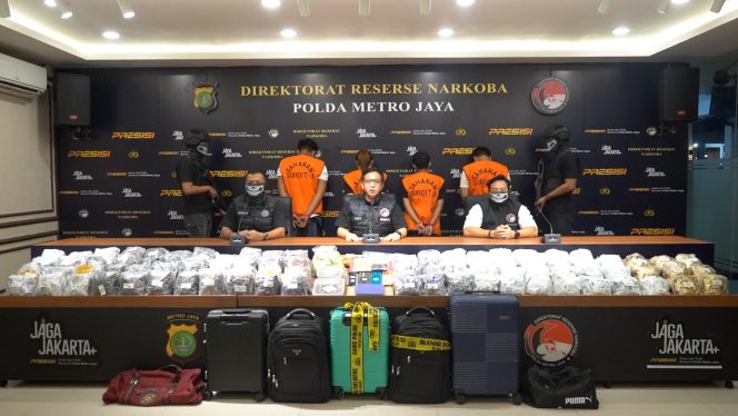 
					POLDA METRO JAYA BERHASIL MENGUNGKAP PEREDARAN NARKOTIKA GOLONGAN II JENIS ETOMIDATE SEBANYAK 8.698 PCS CARTRIDGE, JARINGAN INTERNASIONAL
