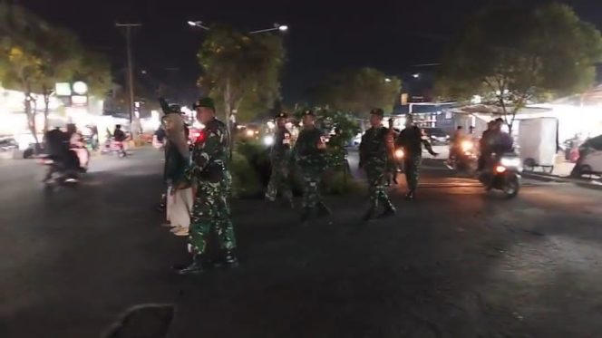 
					Intensifkan Keamanan Wilayah, Koramil 01/Teluknaga Gelar Patroli Jalan Kaki dan Berkendara Maung