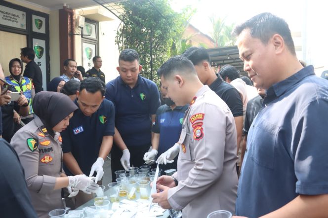 
					Perkuat Pengawasan Internal,Polres Tangsel Gelar Tes Urine Mendadak, Seluruh Personel Negatif