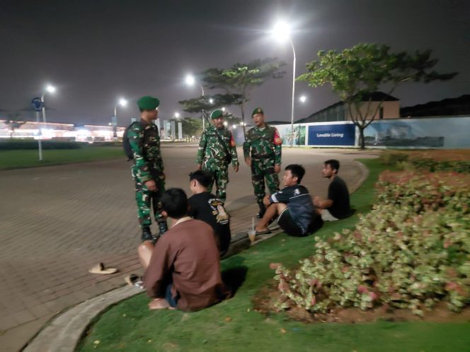
					Tingkatkan keamanan wilayah, Koramil 02/Curug gelar patroli berkendara Maung.