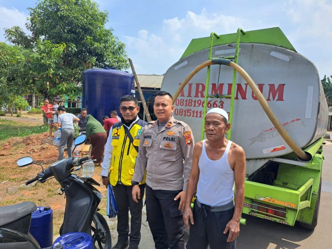 
					Polsek Pagedangan Pantau Penyaluran Air Bersih bagi Warga Terdampak Kekeringan di Desa Karang Tengah