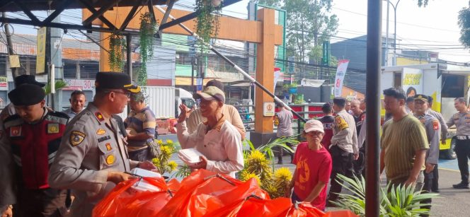 
					Polsek Ciputat Timur Gelar Jumat Berkah, Bagikan Makanan Gratis Kepada Masyarakat