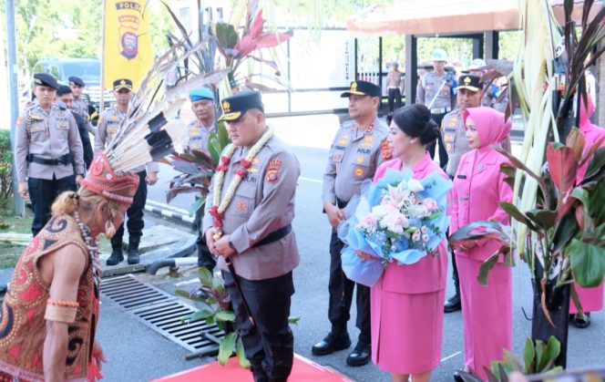 
					Pergantian Kepemimpinan, Polda Kalbar Gelar Tradisi Penyambutan Untuk Irjen Pol. Alberd Teddy Benhard Sianipar