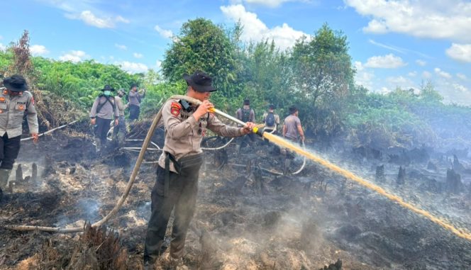 
					Personel Ditsamapta Polda Kalteng Lakukan Pemadaman Karhutla di Tumbang Nusa