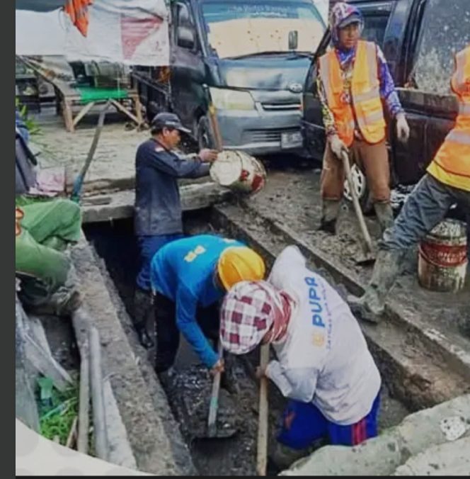 
					Satgas PUPR Lakukan Pembersihan Saluran di Ruas Jalan Perkotaan Kobar