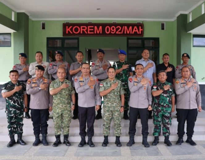 
					Silaturahmi Kapolda Kaltara dan Danrem 092 Perkuat Kolaborasi TNI-Polri