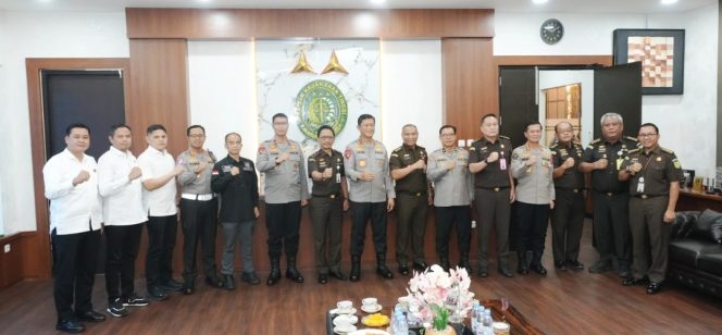 
					Kapolda Kalteng Silaturahmi ke Kejati, Perkuat Sinergi Jaga Kamtibmas Bumi Tambun Bungai