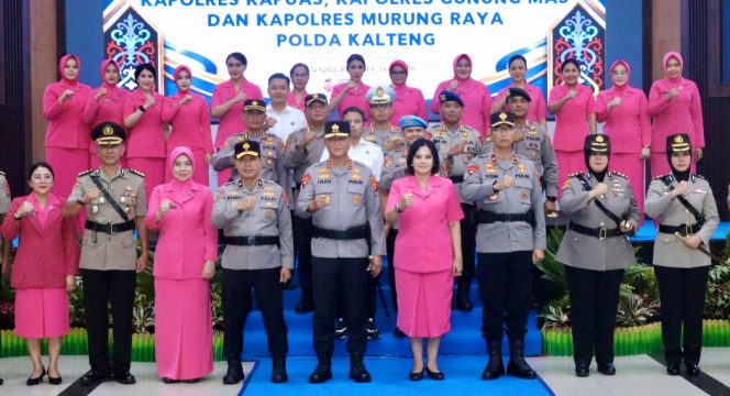 
					Sertijab Dipimpin Kapolda Kalteng, Karorena, Karo Logistik, dan Kabidkum serta 3 Kapolres Resmi Berganti