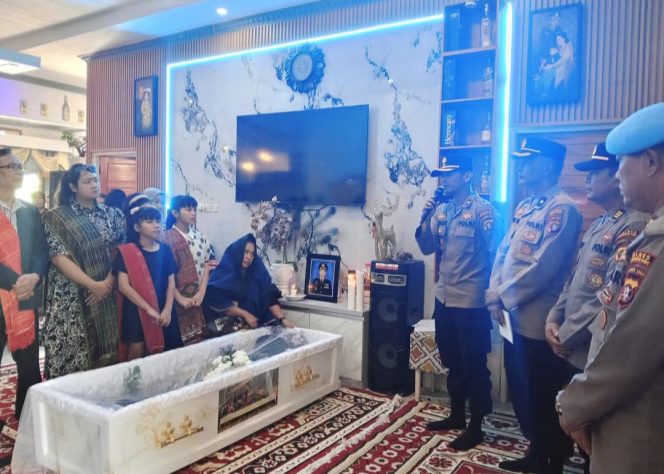 
					Wujud Empati, Wakapolres Kobar Hadiri Pemakaman Purnawirawan Polri 