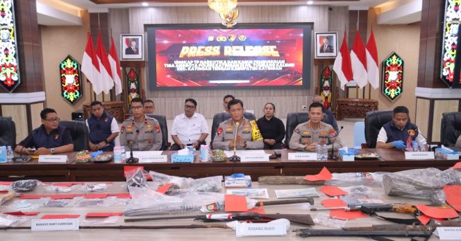 
					Konferensi Pers Kasus Tumbang Kalemei, Kapolda Sebutkan Fakta 3 Personel Satresnarkoba Tewas Dikeroyok Sajam Lalu Jenazah Dibuang ke Sungai