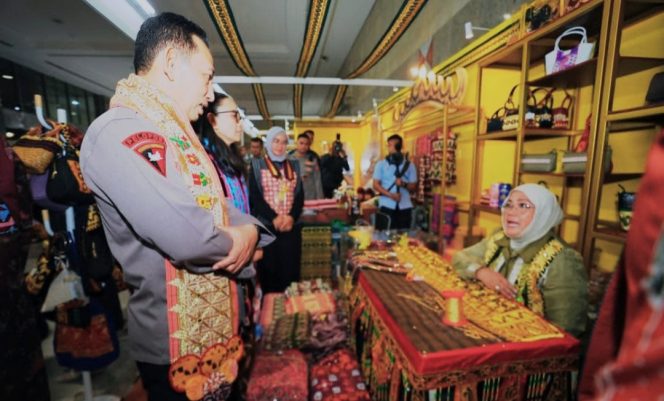 
					Kapolri Bersama Ketua Umum Bhayangkari Tinjau Bazar Kreasi Bhayangkari Nusantara 2026