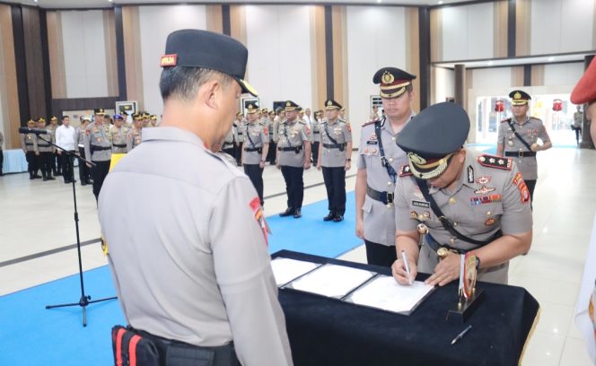
					Kapolda Kalteng Pimpin Sertijab Irwasda, Karo SDM dan 2 Kapolres