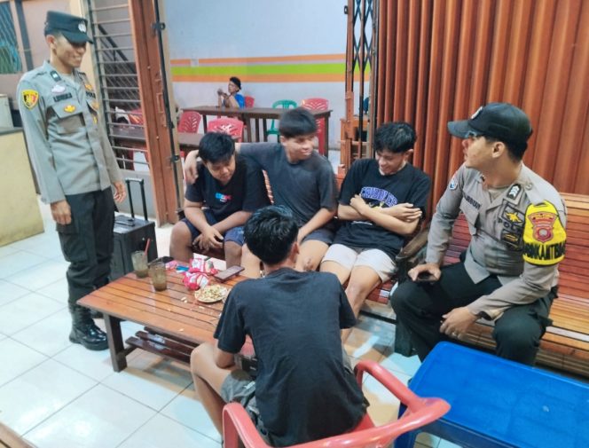 
					Bhabinkamtibmas Sapa Akrab Warga, Ajak Jaga Kamtibmas