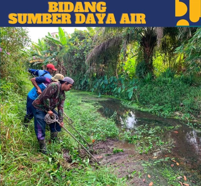 
					Tim Satgas Sumber Daya Air PUPR Kobar Melakukan Pembersihan Saluran Induk di Jalan Maid Badir 