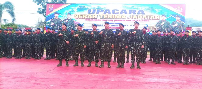
					Kapolda Kalteng Pimpin Upacara Serah Terima Jabatan Dansat Brimob di Tangkiling Palangkaraya 
